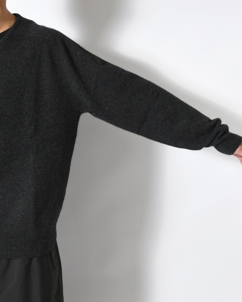RACOON V-NECK KNIT -CHARCOAL-