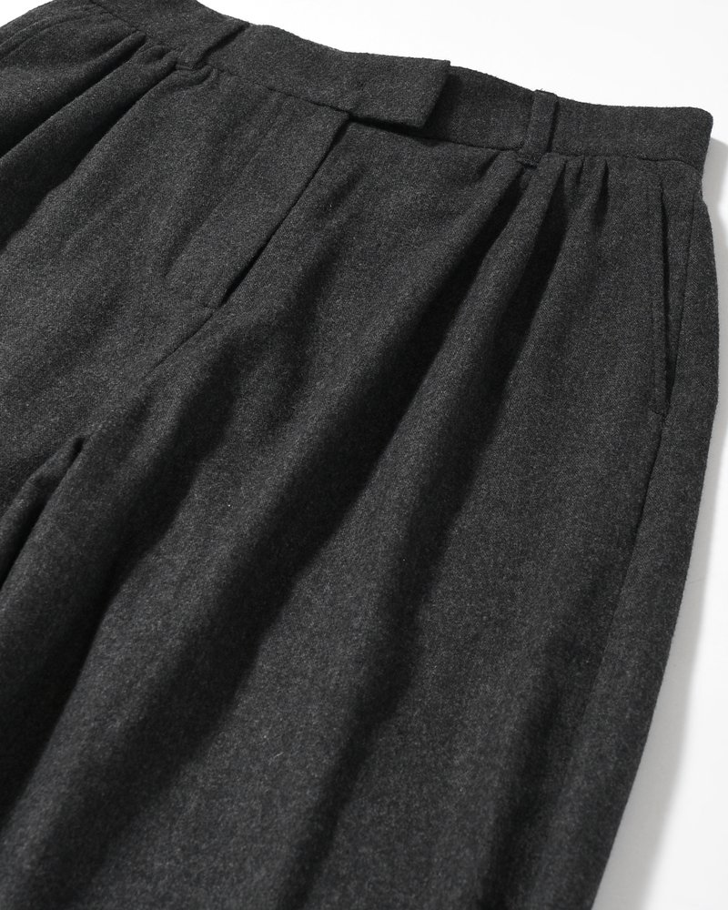 WOOL SHIRRING PANTS (Women) -CHARCOAL-