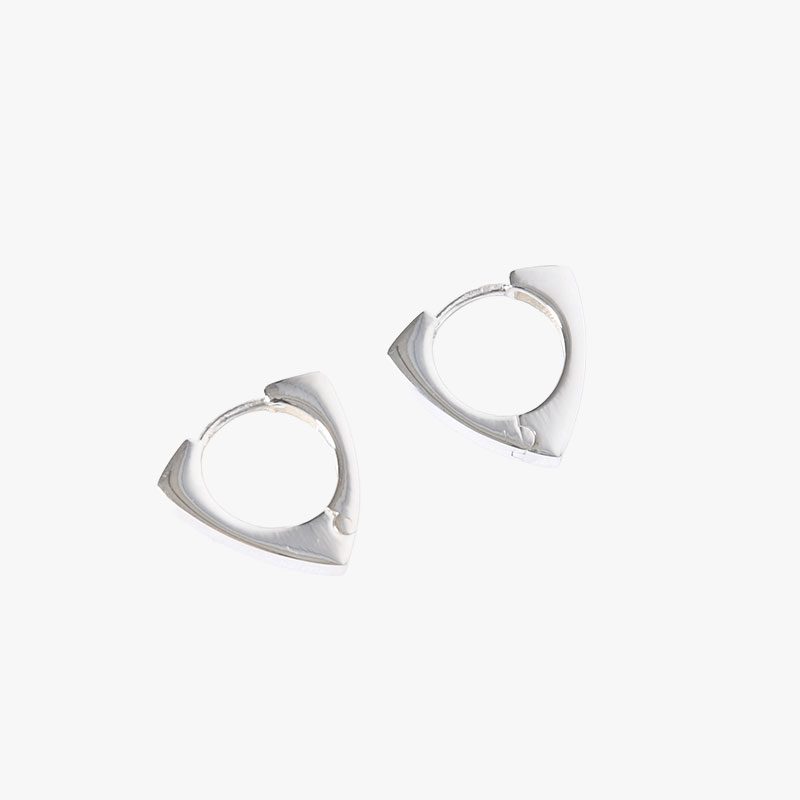 TRIANGLE E FLAT HOOP -SILVER-