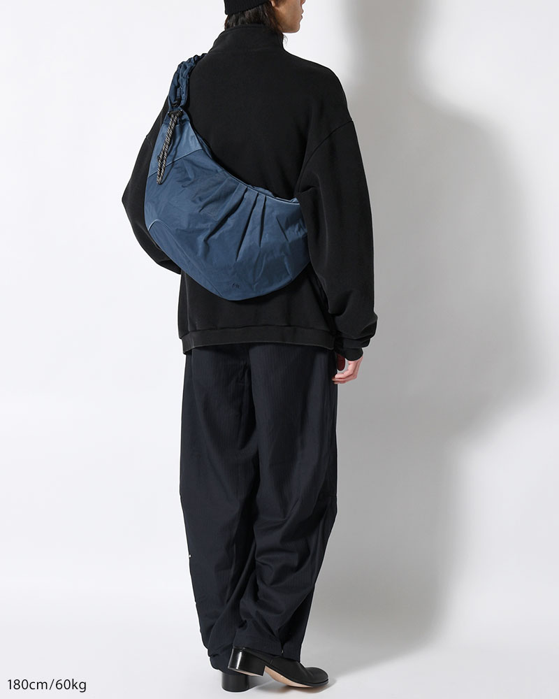 TEXTURED TWILL BODY BAG -NAVY-