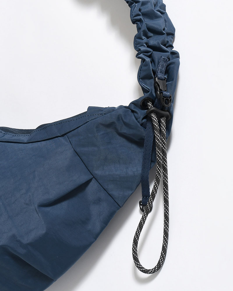 TEXTURED TWILL BODY BAG -NAVY-