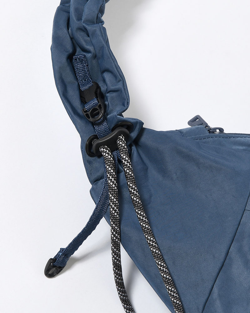 TEXTURED TWILL BODY BAG -NAVY-