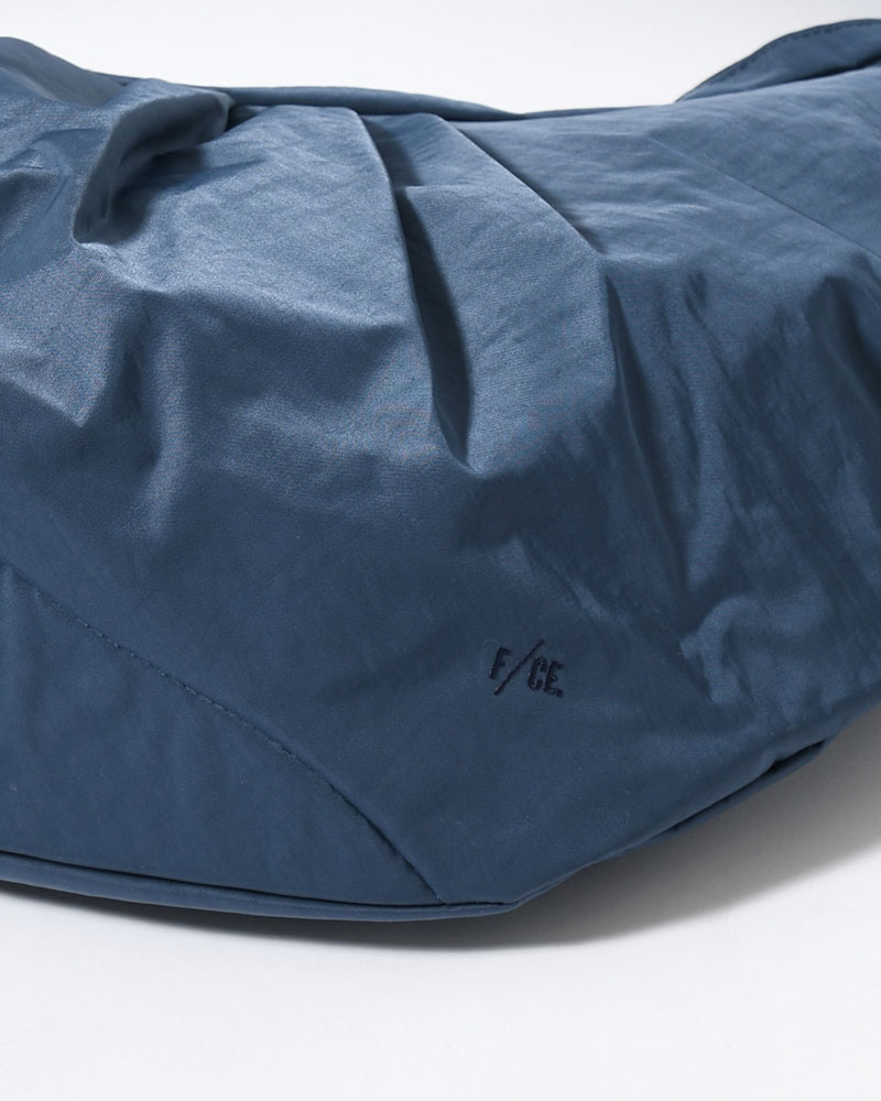 TEXTURED TWILL BODY BAG -NAVY-