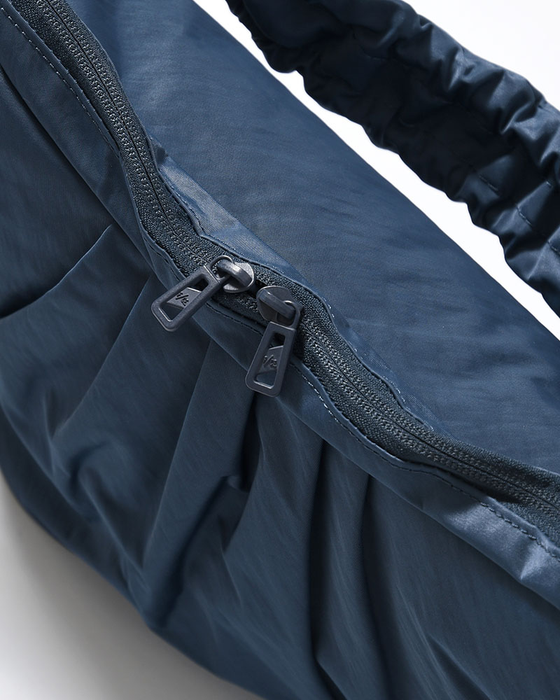 TEXTURED TWILL BODY BAG -NAVY-