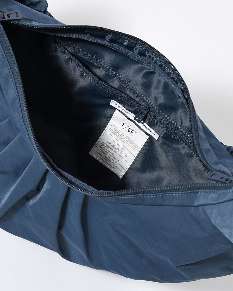 TEXTURED TWILL BODY BAG -NAVY-