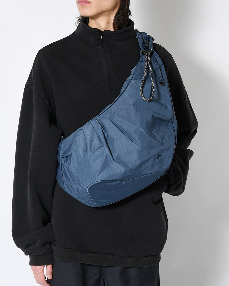 TEXTURED TWILL BODY BAG -NAVY-