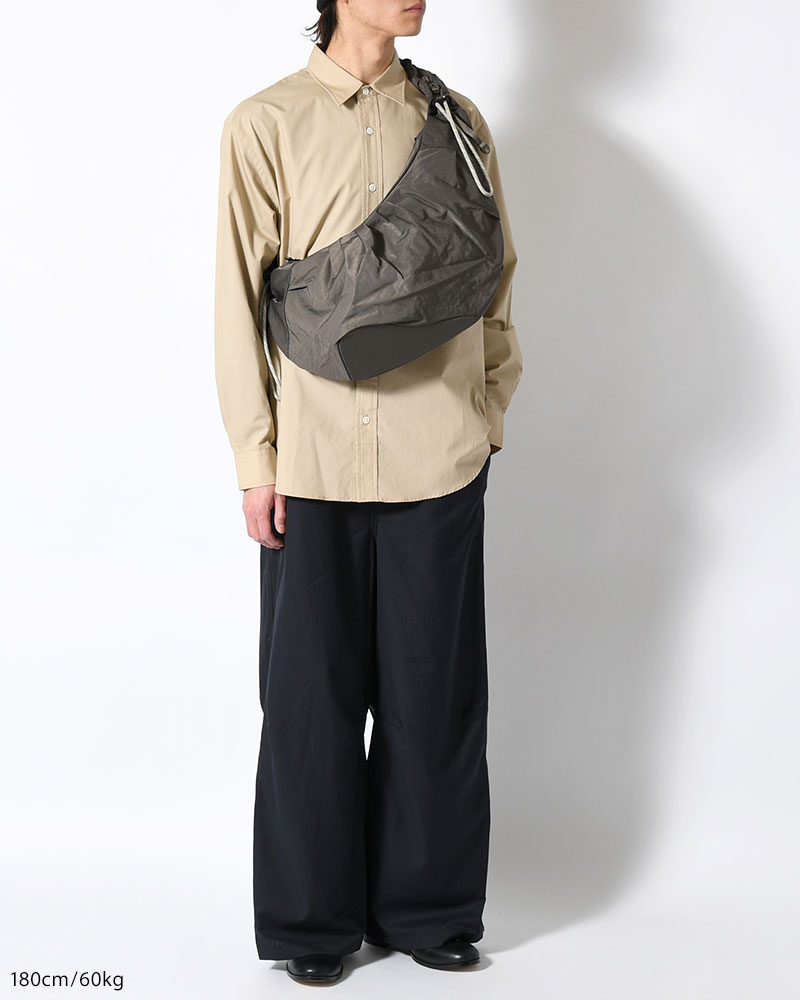 TEXTURED TWILL BODY BAG -CHARCOAL-