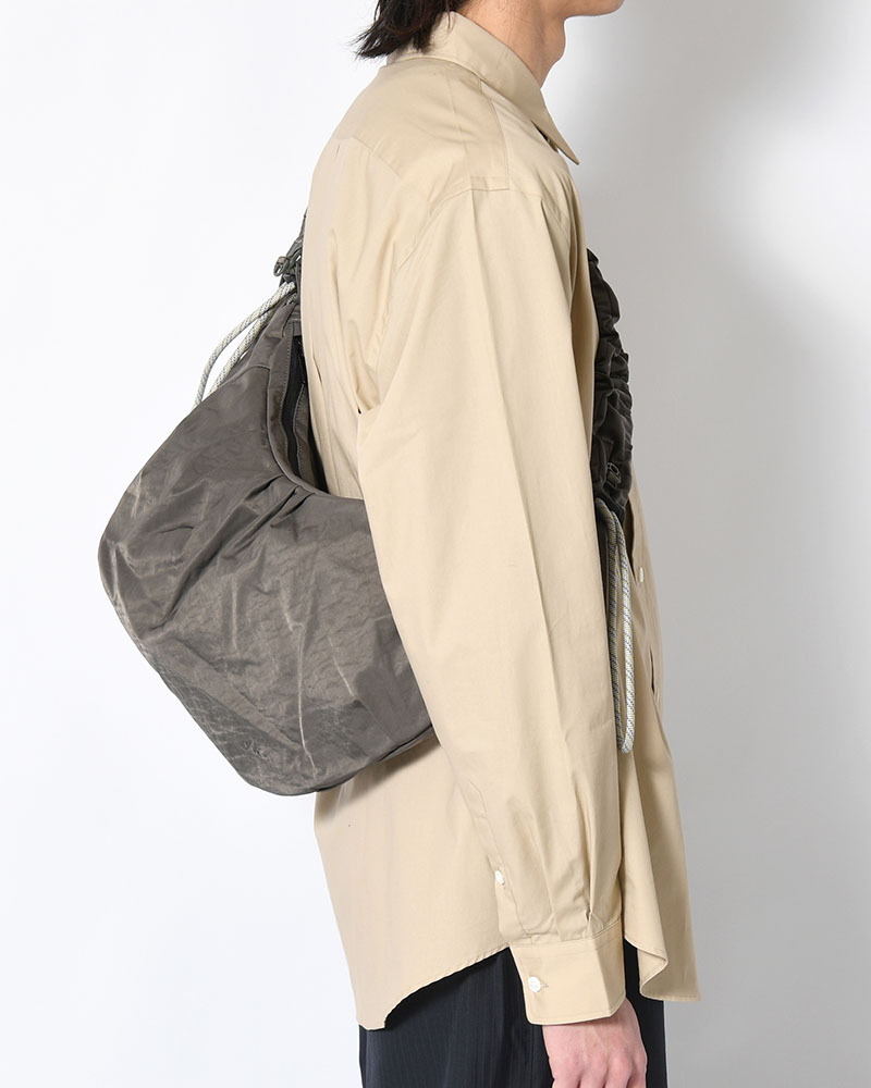 TEXTURED TWILL BODY BAG -CHARCOAL-