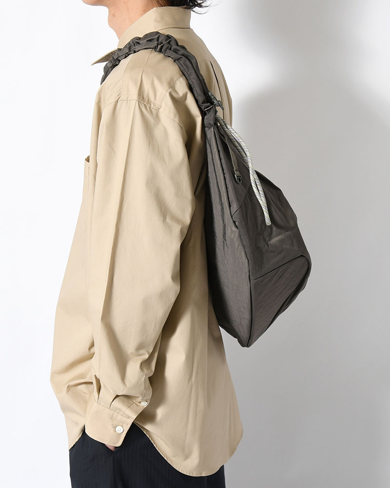 TEXTURED TWILL BODY BAG -CHARCOAL-