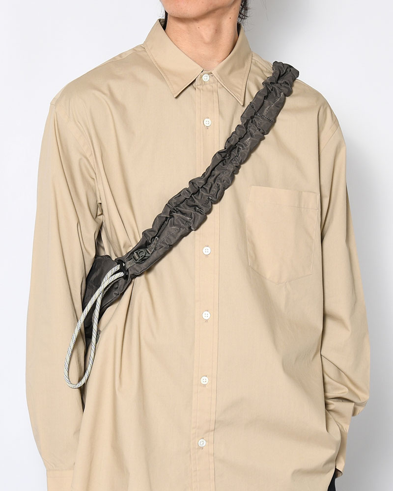 TEXTURED TWILL BODY BAG -CHARCOAL-