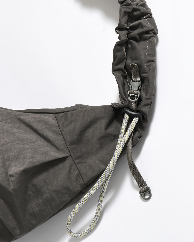 TEXTURED TWILL BODY BAG -CHARCOAL-