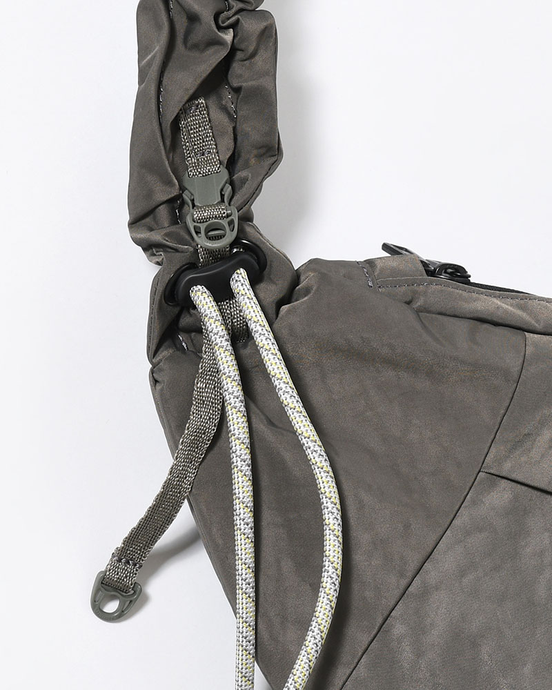 TEXTURED TWILL BODY BAG -CHARCOAL-