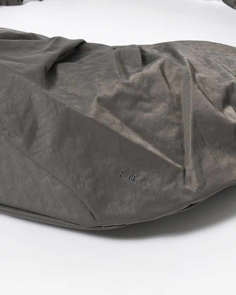 TEXTURED TWILL BODY BAG -CHARCOAL-