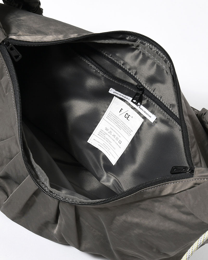 TEXTURED TWILL BODY BAG -CHARCOAL-