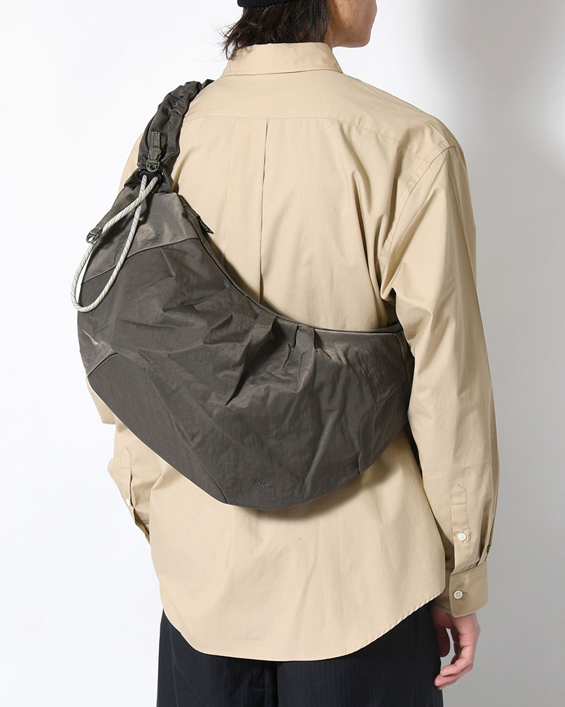 TEXTURED TWILL BODY BAG -CHARCOAL-