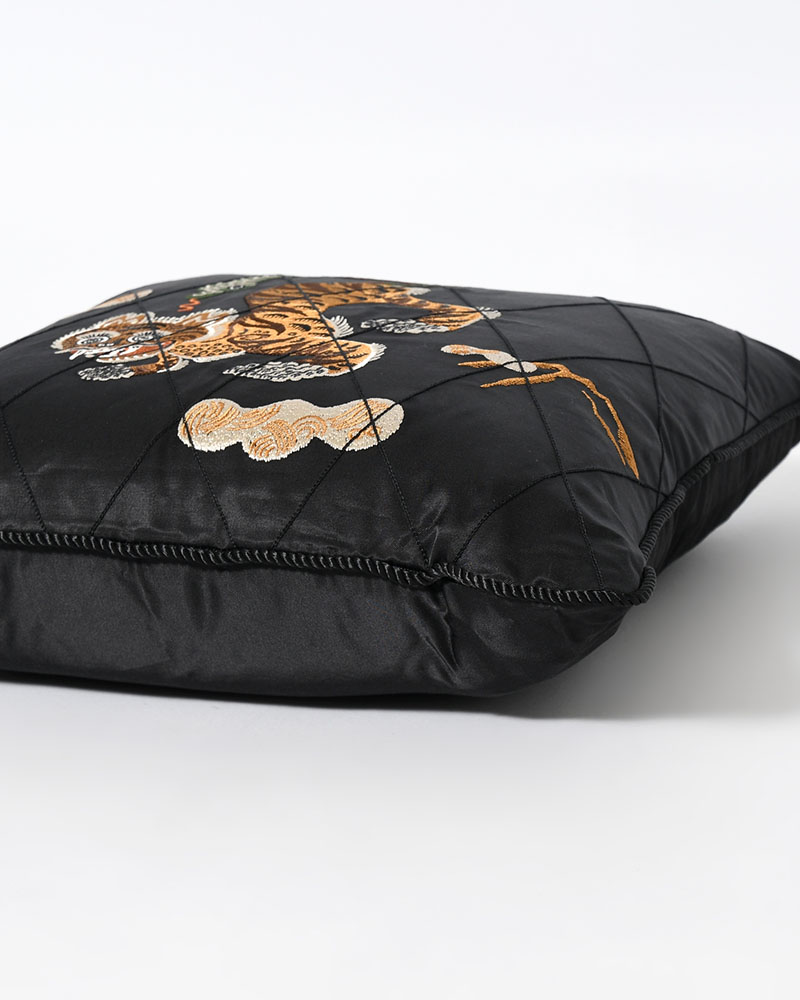 NUE SOUVENIR CUSHION -BLACK-