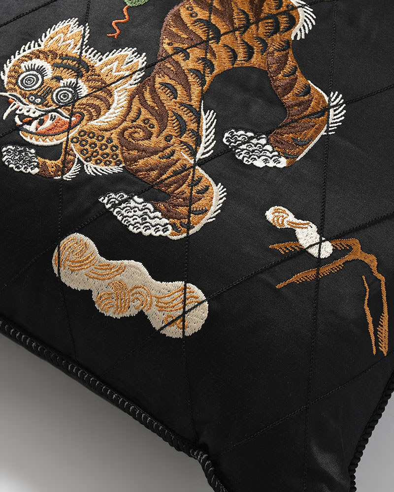 NUE SOUVENIR CUSHION -BLACK-