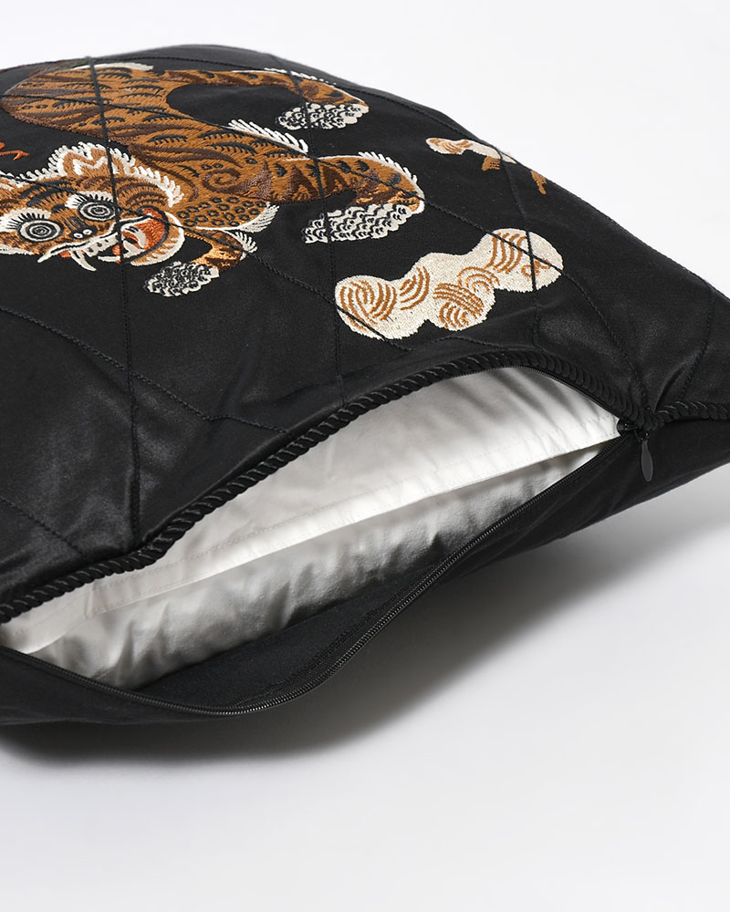 NUE SOUVENIR CUSHION -BLACK-