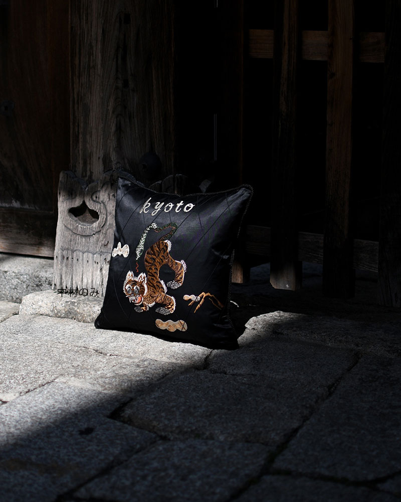 NUE SOUVENIR CUSHION -BLACK-