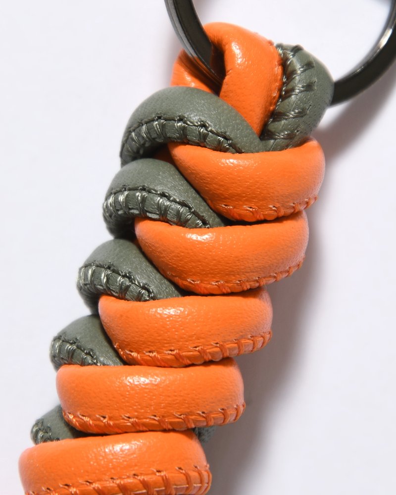 CRISTY TWO CODE SNAKE KNOT CHARM / STCOW -KHAKI/ORANGE-