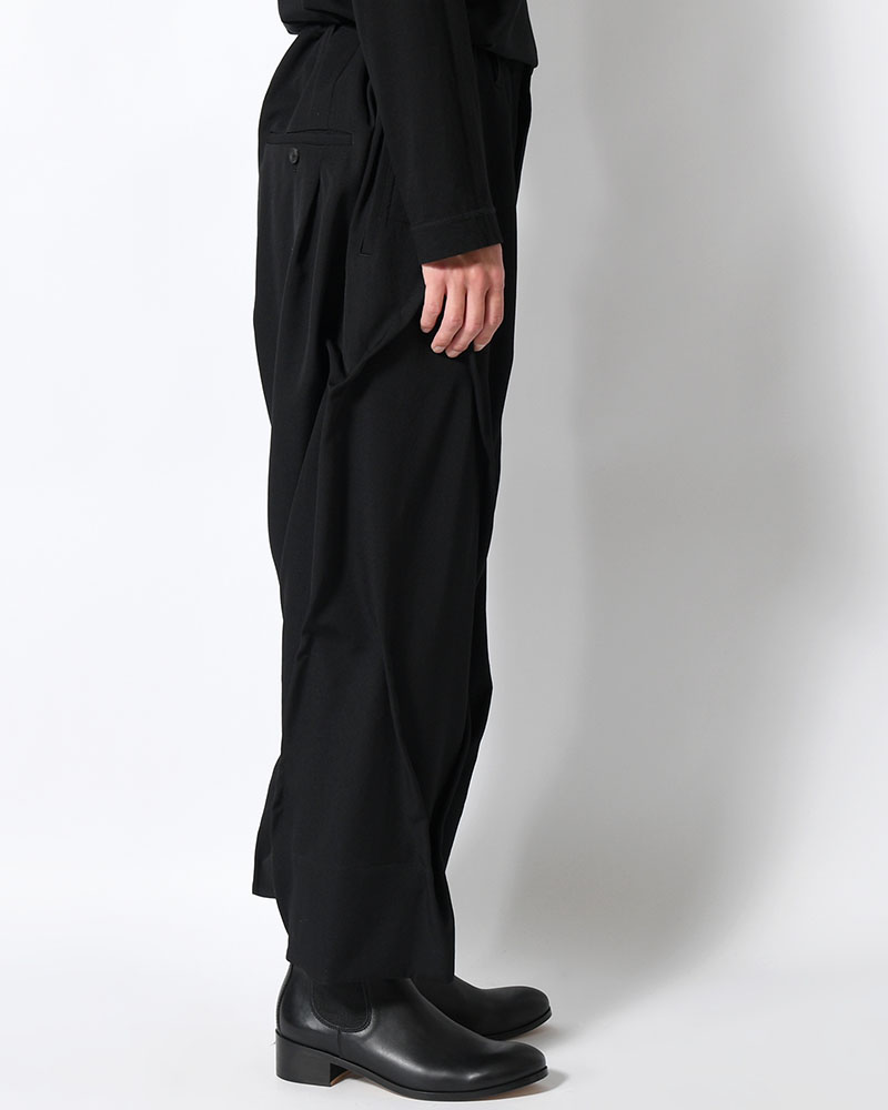 WOOL GABARDINE RANDOM TUCK PANTS -BLACK-