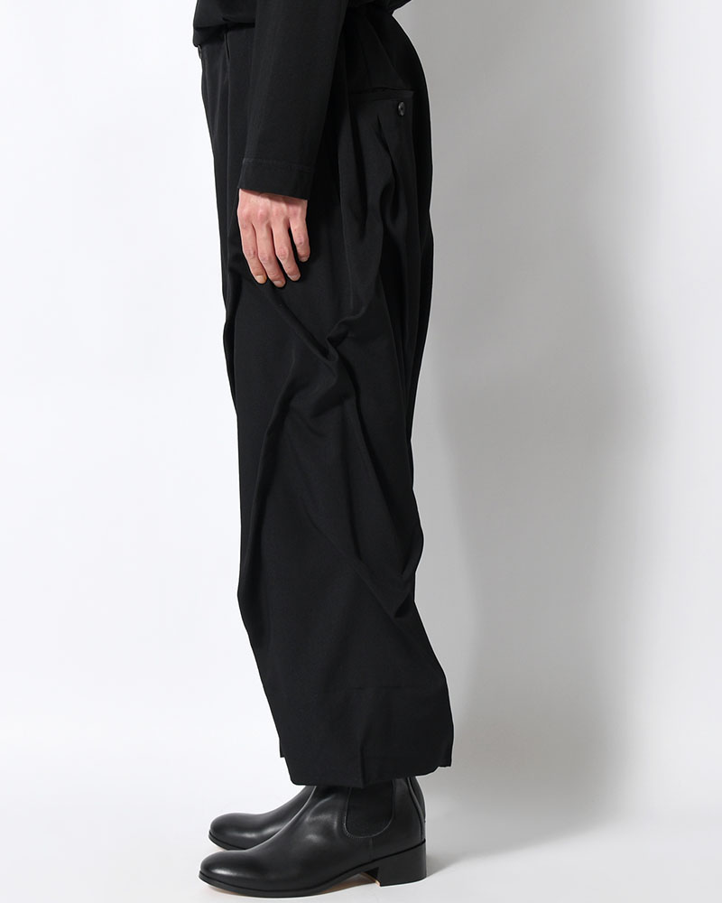 WOOL GABARDINE RANDOM TUCK PANTS -BLACK-