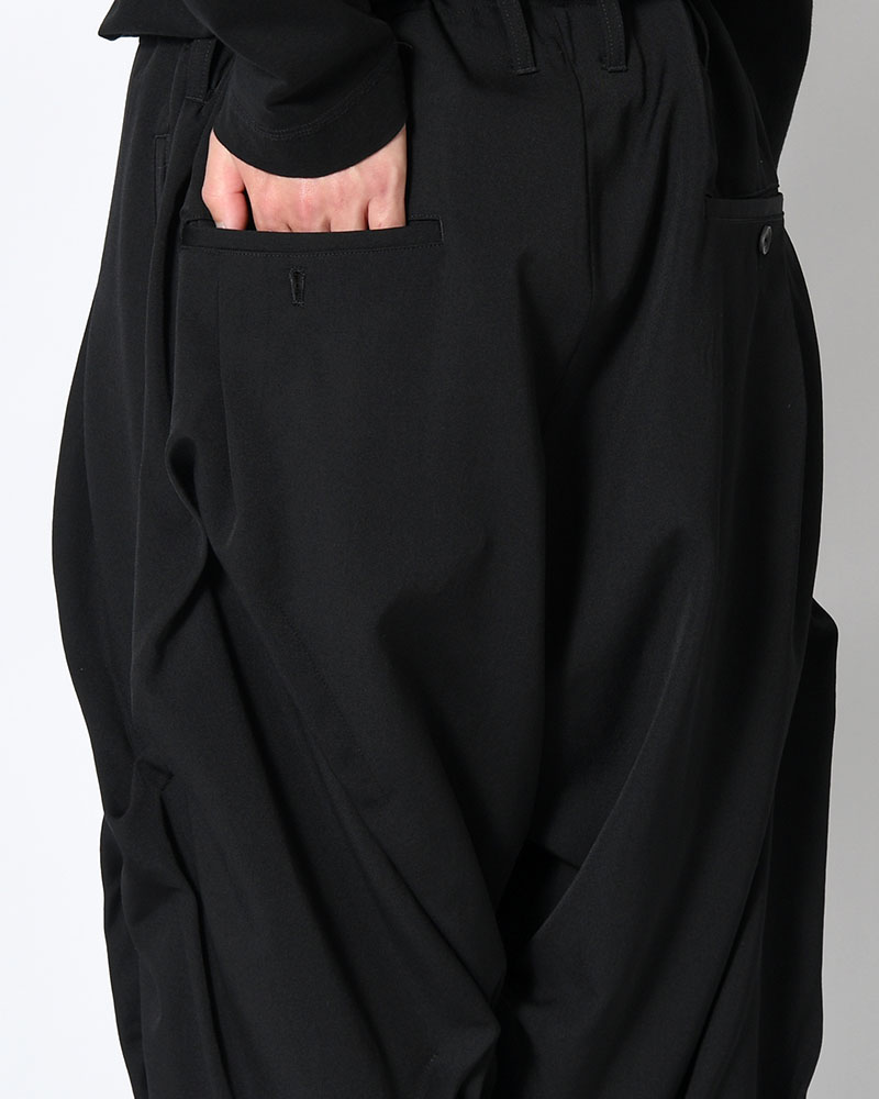 WOOL GABARDINE RANDOM TUCK PANTS -BLACK-