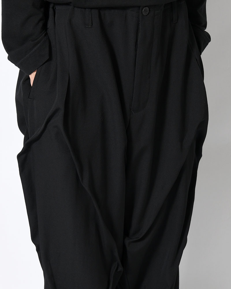 WOOL GABARDINE RANDOM TUCK PANTS -BLACK-