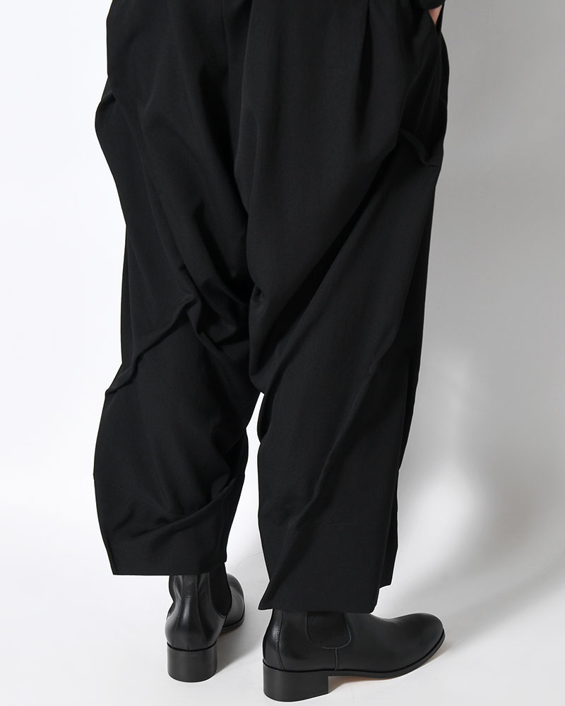 WOOL GABARDINE RANDOM TUCK PANTS -BLACK-