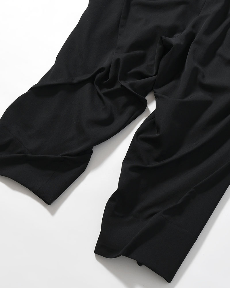 WOOL GABARDINE RANDOM TUCK PANTS -BLACK-