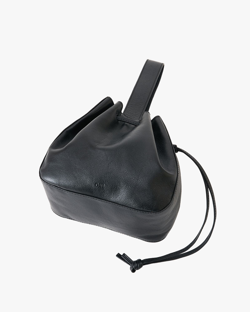 ONE HANDLE LEATHER HAND BAG -BLACK-