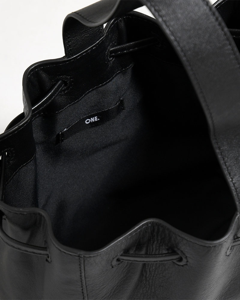 ONE HANDLE LEATHER HAND BAG -BLACK-