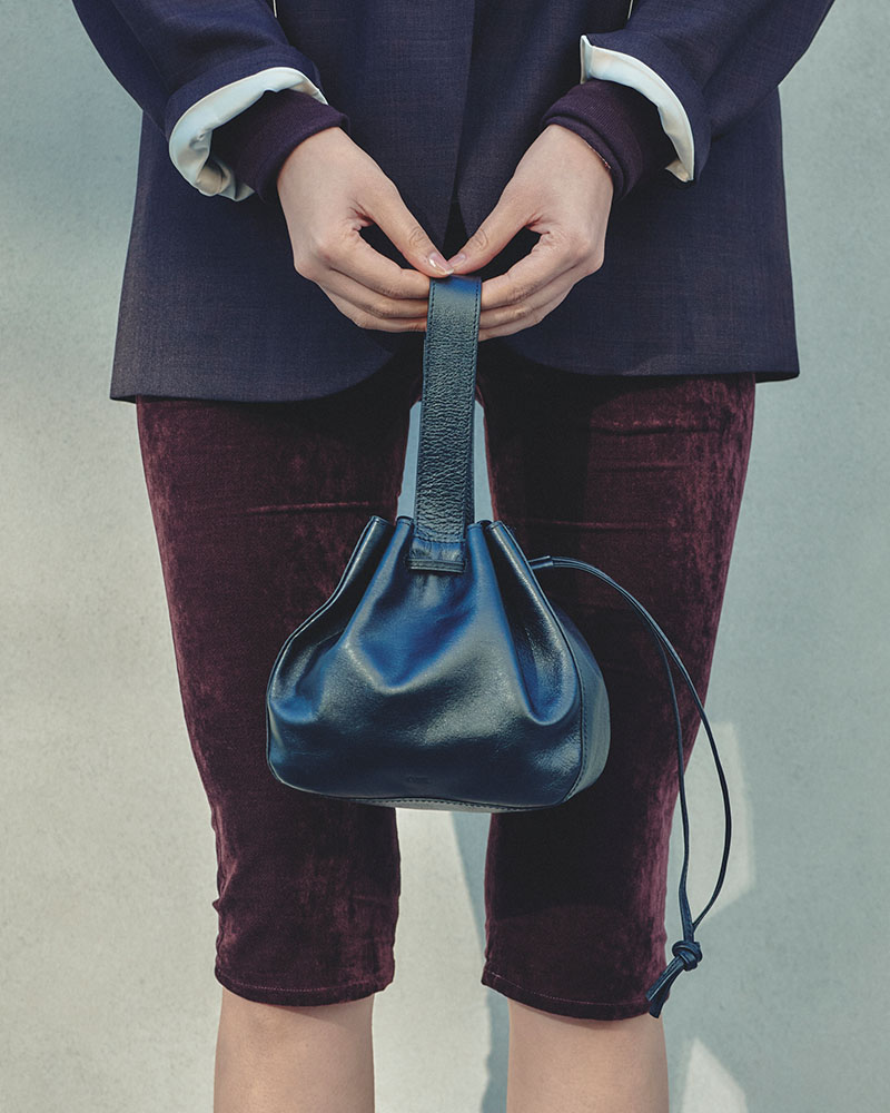 ONE HANDLE LEATHER HAND BAG -BLACK-