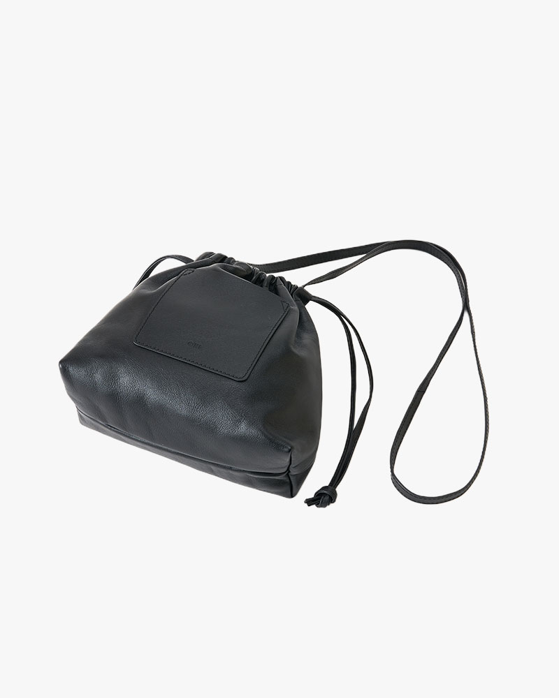 LEATHER KINCHAKU SHOULDER BAG -BLACK-