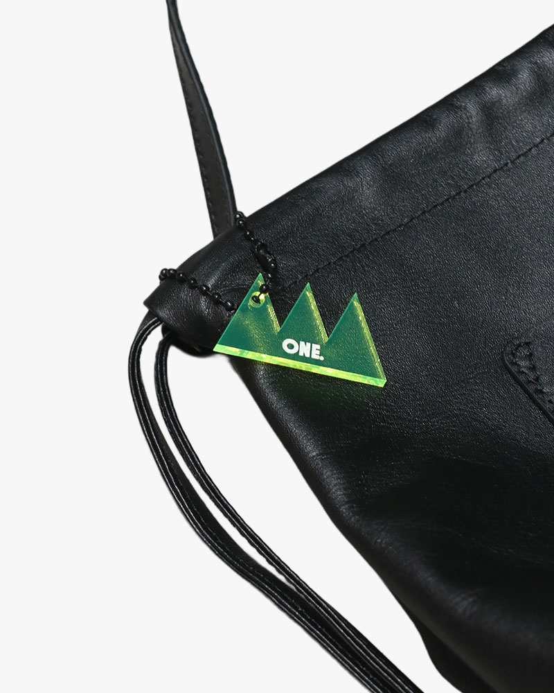 LEATHER KINCHAKU SHOULDER BAG -BLACK-
