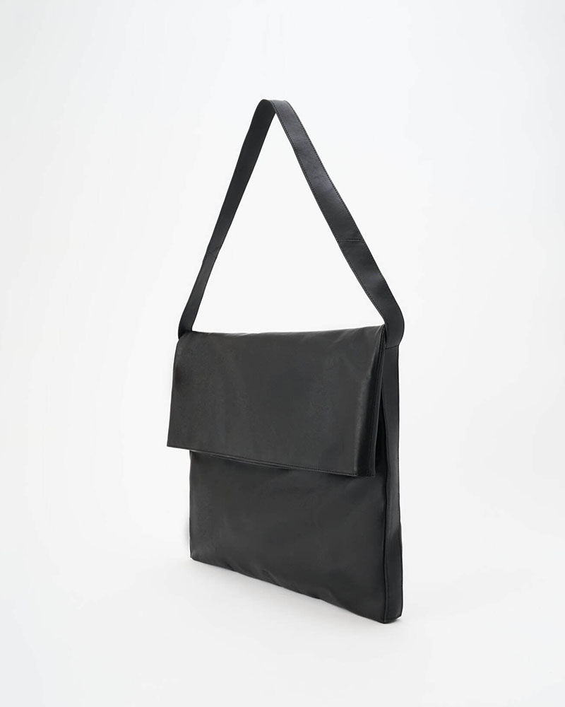 LEATHER FLAP MESSENGER BAG -BLACK-