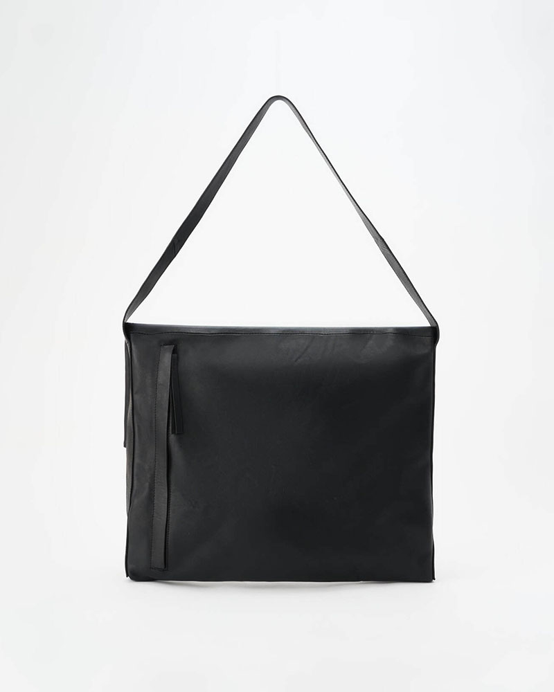 LEATHER FLAP MESSENGER BAG -BLACK-