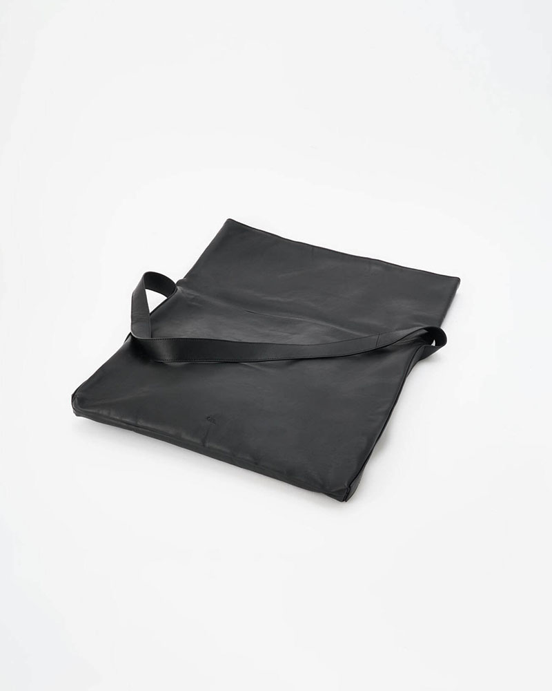 LEATHER FLAP MESSENGER BAG -BLACK-