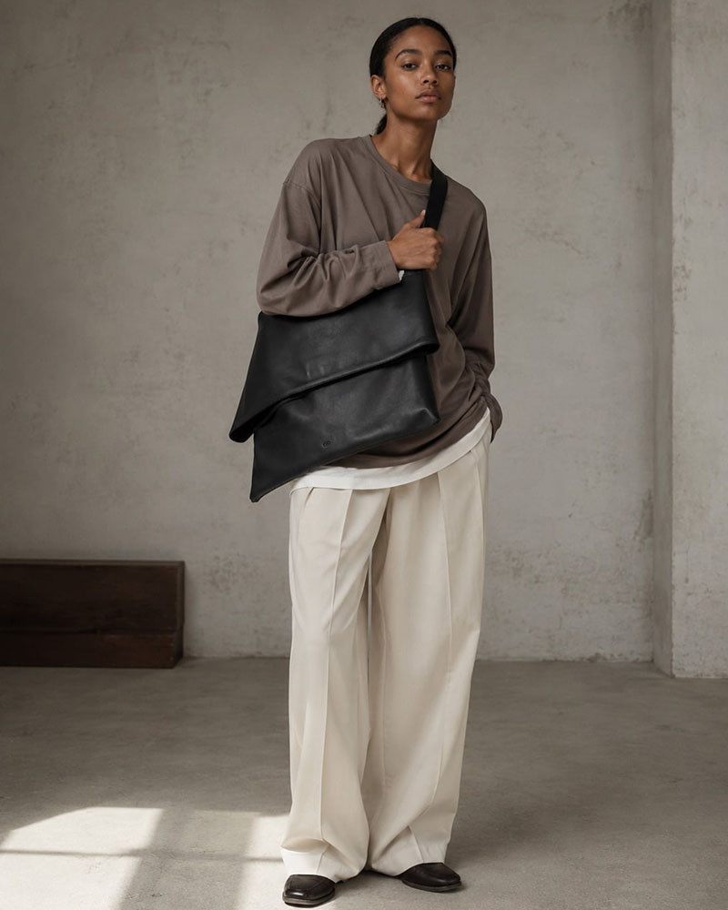 LEATHER FLAP MESSENGER BAG -BLACK-