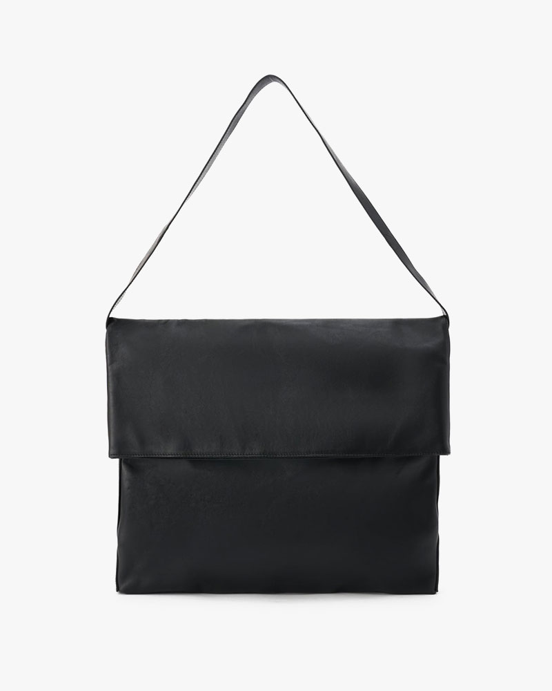 LEATHER FLAP MESSENGER BAG -BLACK-