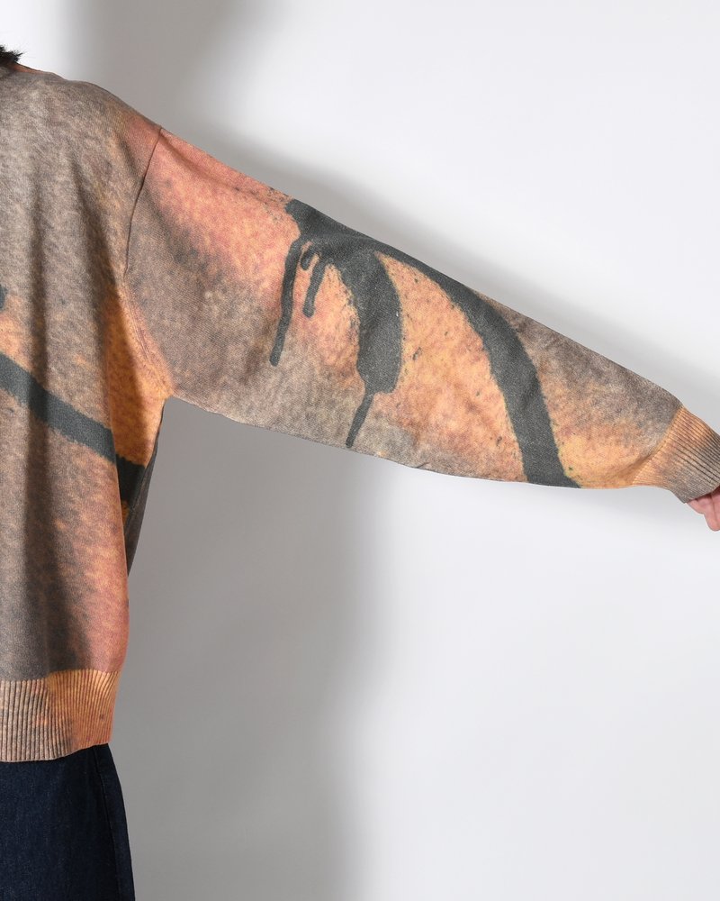 GETTING OVER PRINTED KNIT CREWNECK -MULTI-