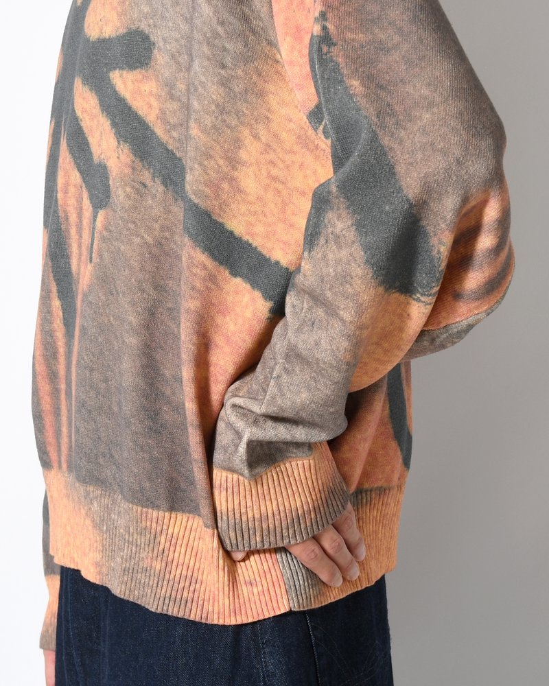 GETTING OVER PRINTED KNIT CREWNECK -MULTI-