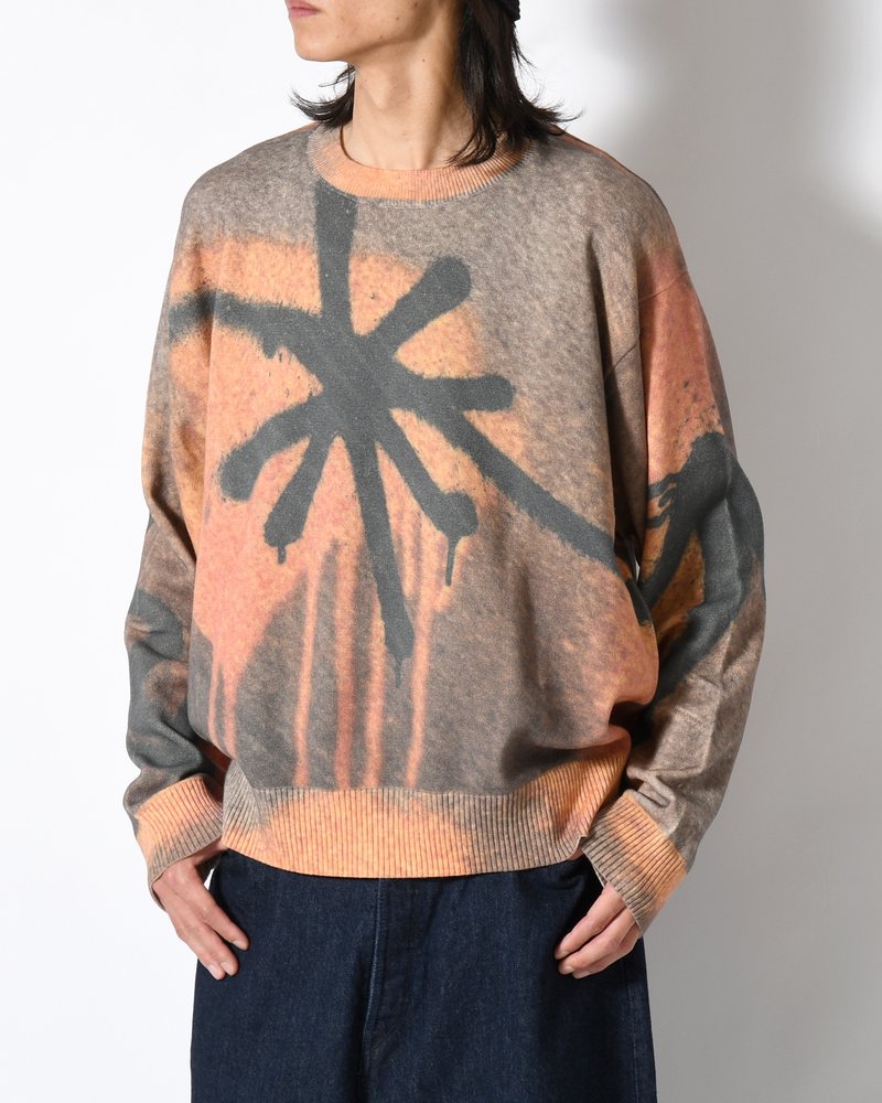 GETTING OVER PRINTED KNIT CREWNECK -MULTI-