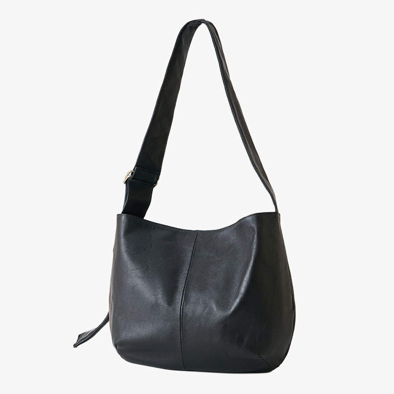 【期間限定発売:2/7～2/23】LEATHER BIG SHOULDER BAG -BLACK-