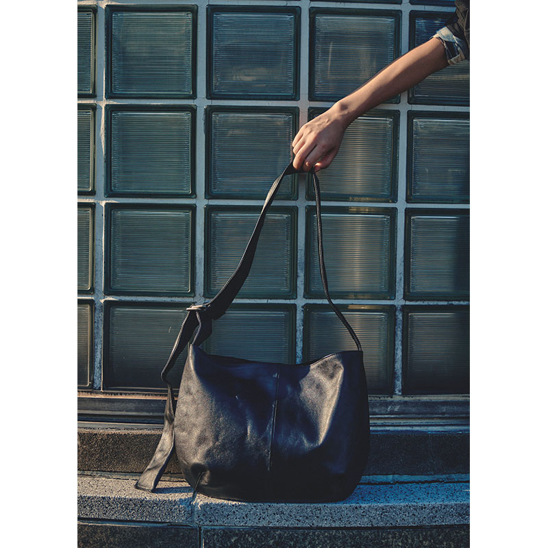【期間限定発売:2/7～2/23】LEATHER BIG SHOULDER BAG -BLACK-