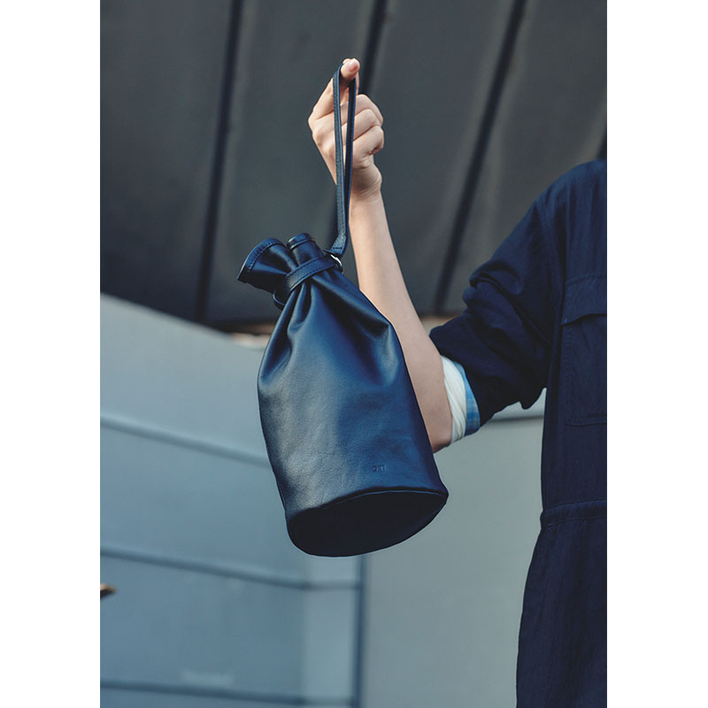 【期間限定発売:2/7～2/23】LEATHER KINCHAKU HAND BAG -BLACK-