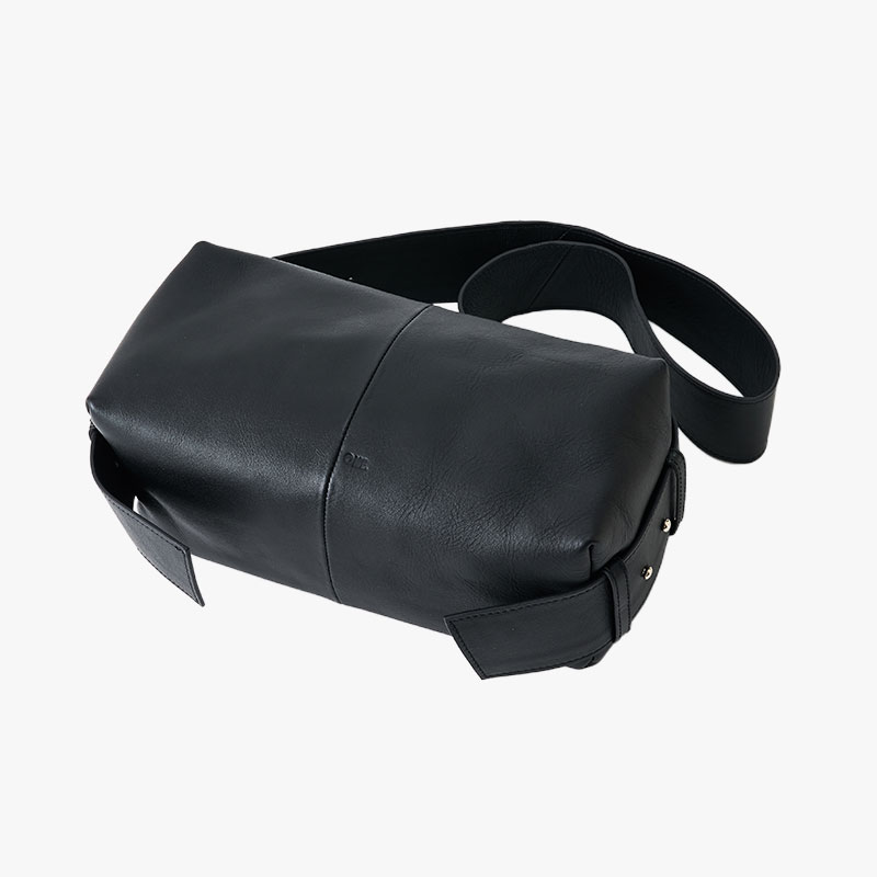 【期間限定発売:2/7～2/23】LEATHER BODY BAG -BLACK-