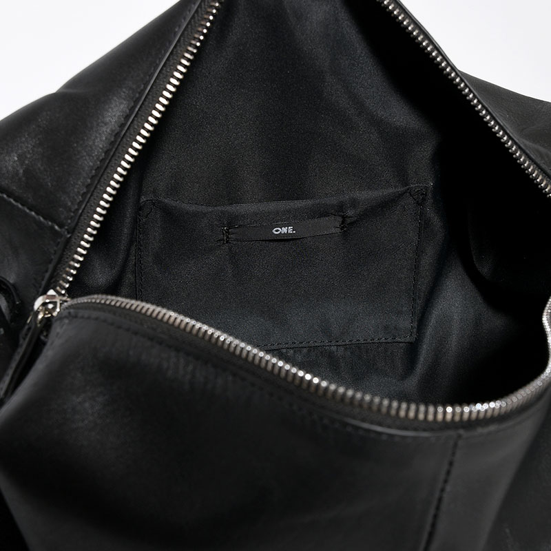 【期間限定発売:2/7～2/23】LEATHER BODY BAG -BLACK-