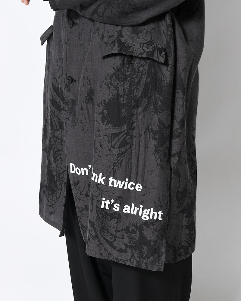 JACQUARD PATTERN MESSAGE PRINTED STAND JACKET -BLACK-