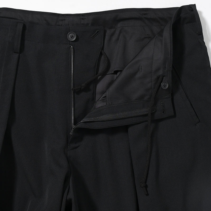 WOOL GABARDINE THICK TUCKS PANTS -BLACK-